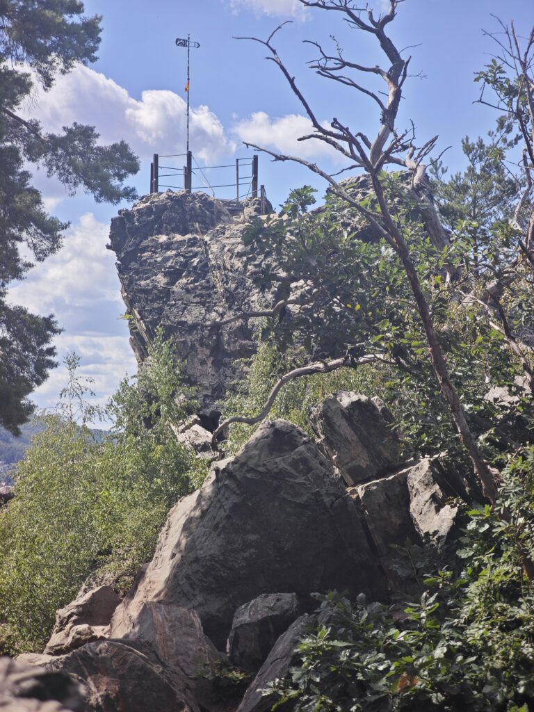 Das ist der Großvaterfelsen auf der Teufelsmauer im Harz