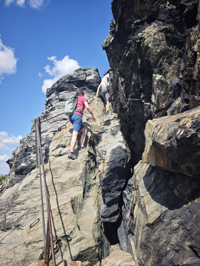 Der Aufstieg auf den Großvaterfelsen ist felsig